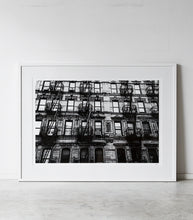 NYC Building B&W Framed Print / 140cm x 104cm / XL