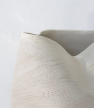 Morph Vase / Ivory / NOT WATERTIGHT