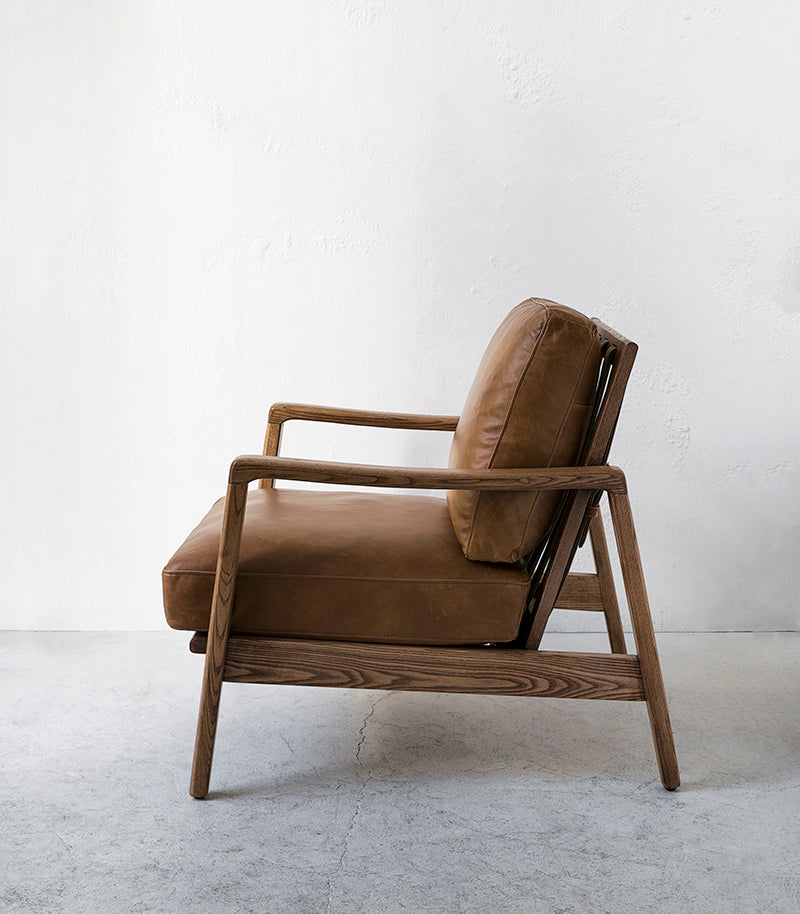 'Aman' Leather-Wood Lounging Chair / Tan-Natural
